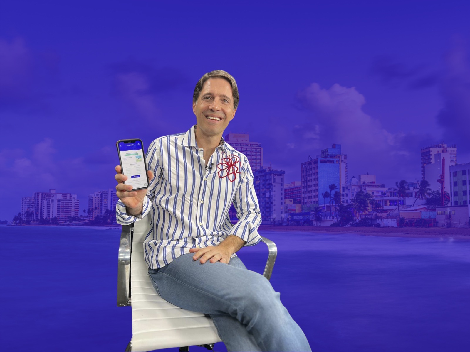 Giancarlo González Ascar mostrando Urbital App en su celular