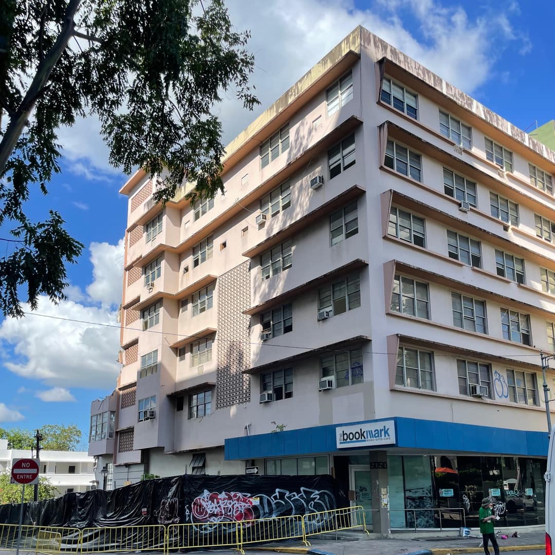 Los dos edificios frente a La Casa, en Santurce, fotografiados desde la misma esquina entre abril de 2025 y agosto de 2026